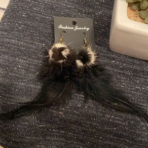 🆕Funky Black/White Feather Earrings